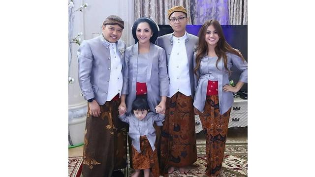 6 Momen Kompak Keluarga  Anang  Hermansyah  Pakai Baju  