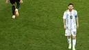 Kapten timnas Argentina, Lionel Messi berjalan saat pemain Kroasia merayakan kemenangan pada akhir pertandingan Grup D Piala Dunia 2018 di Nizhy Novgorod Stadium, Rusia, Jumat (22/6). Argentina harus mengakui keunggulan Kroasia 0-3. (AP/Michael Sohn)