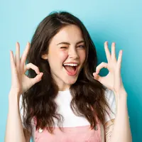 Ilustrasi perempuan ceria, tersenyum. / Freepik by benzoix