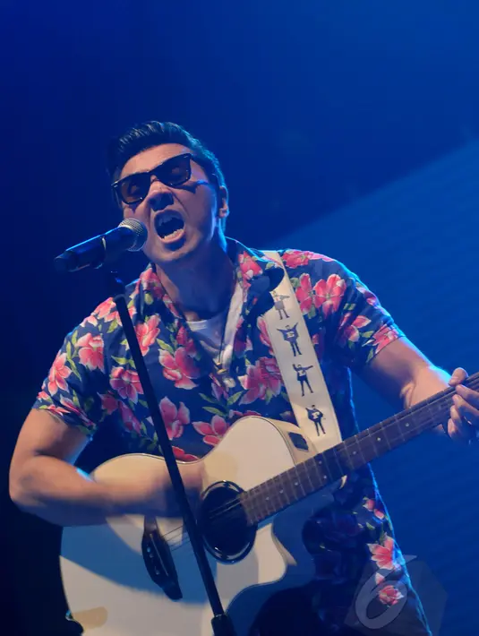 Band Rock & Roll, Naif saat beraksi di Indonesia Greaser Party 2015, Senayan, Jakarta, Jumat (10/4/2015). (Liputan6.com/Faisal R Syam)