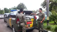 Dua provokator kasus pelemparan mobil Satpol PP itu masih belum tertangkap. (Liputan6.com/Raden Fajar)
