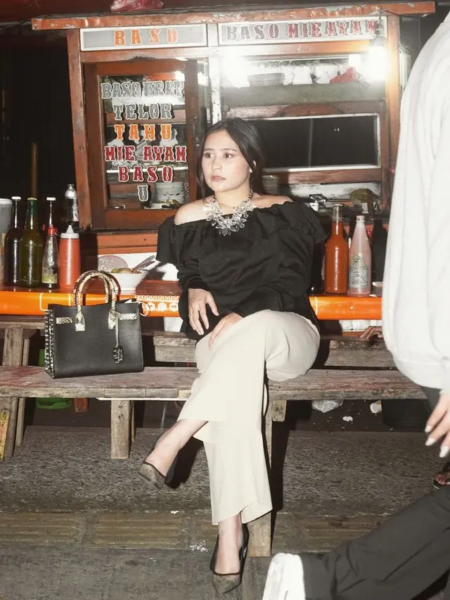 6 Pemotretan Prilly Latuconsina di Pinggir Jalan, Tampil Mewah dan Menawan