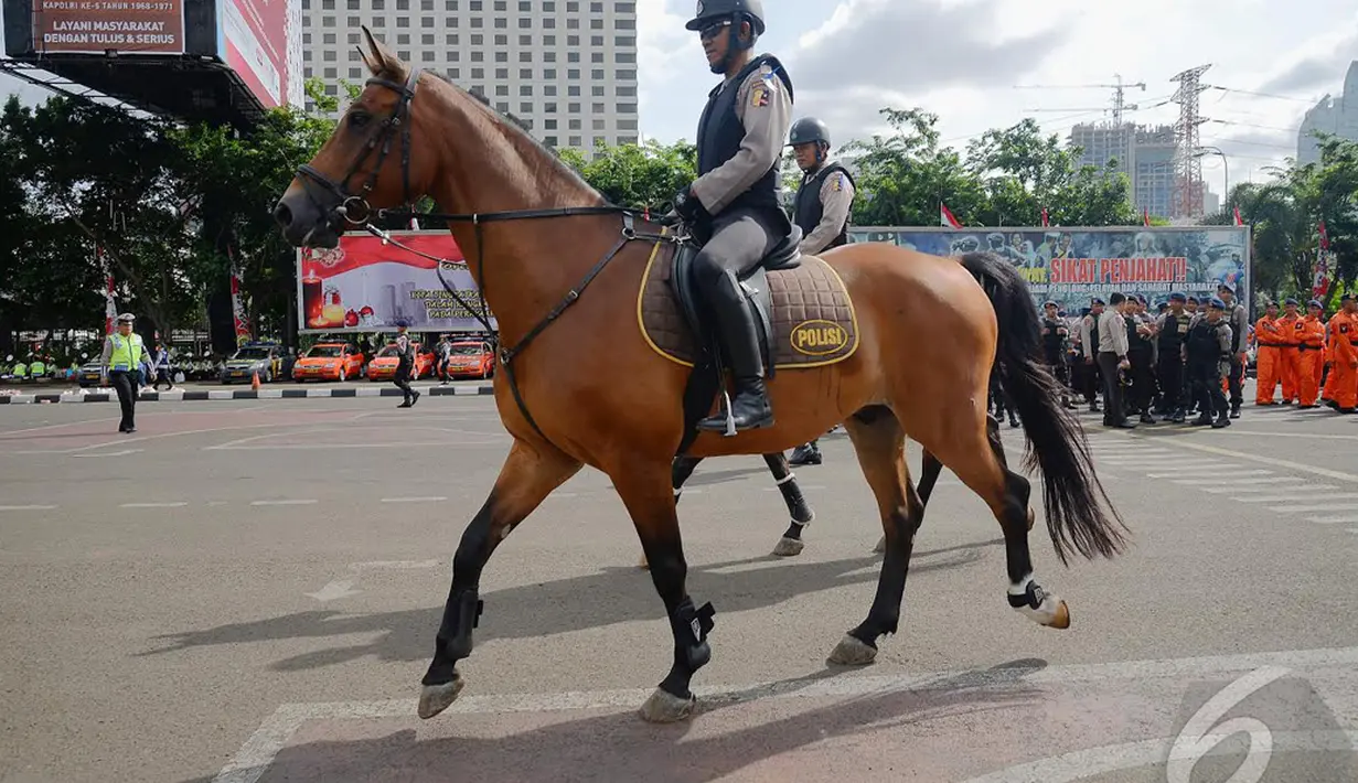 Pasukan berkuda saat mengikuti  apel Operasi Lilin 2014 dalam rangka mengamankan perayaan Natal 2014 dan Tahun Baru 2015, Jakarta,(23/12/2014).  (Liputan6.com /Faizal Fanani)