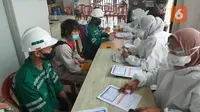 Sejumlah pekerja PT IMIP menjalani pemeriksaan riwayat kesehatan sebelum mendapat suntikan vaksin dosis pertama di Klinik Kesehatan perusahaan tersebut, Senin (24/5/2021). (Foto: Humas PT IMIP).