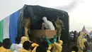 Relawan menurunkan peti jenazah korban banjir dan tanah longsor dari truk di sebuah pemakaman di Sierra Leone, Freetown, (17/8). Sedikitnya 312 orang tewas dan lebih dari 2.000 orang kehilangan tempat tinggal mereka. (AP Photo/Manika Kamara)