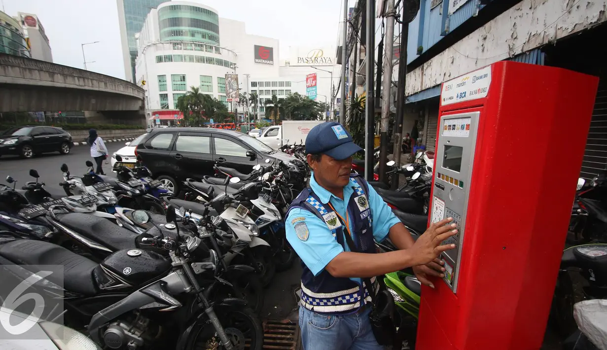 Petugas melakukan pembayaran pada mesin parkir meter di Jalan Falatehan, Jakarta, Selasa (1/11). Kepala UP Perparkiran Dishubtrans DKI Theodore Sianturi mengatakan kebutuhan mesin parkir mencapai 978 unit di 387 titik. (Liputan6.com/Immanuel Antonius)