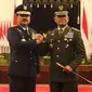 Marsekal Hadi Tjahjanto (kiri) bersalam komando dengan Jenderal Gatot Nurmantyo usai upacara pengambilan sumpah dan pelantikan sebagai Panglima TNI di Istana Negara, Jakarta, Jumat (8/12). Upacara dipimpin oleh Presiden Jokowi. (Liputan6.com/Angga Yuniar)