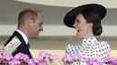 Pangeran William (kiri) dan Kate Middleton menghadiri hari keempat pertemuan pacuan kuda Royal Ascot di Ascot Racecourse, Ascot, Inggris, 17 Juni 2022. Pangeran William dan Kate Middleton membuat penampilan kejutan di Royal Ascot 2022. (Aaron Chown/PA via AP)