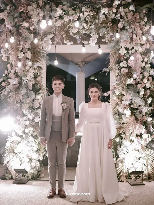 Audi Marissa juga tampil anggun dalam gaun pengantin yang simple dengan detail puff sleeve rancangan Renzi Lazuardi.  [Foto: IG/audimarissa].