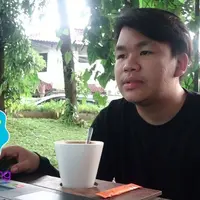 Saat BBM Live Chat, ada fans yang ingin tahu hubungan Kiki CJR dengan Prilly Latuconsina. 