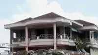 Setiap rumah terlihat megah dan mewah. Di depannya selalu ada pagar besi yang kokoh tegak tertancap sebagai pembatas antara jalan dan rumah.