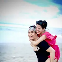 Billy Syahputra gendong Susan Sameh (Instagram @susansameeh)