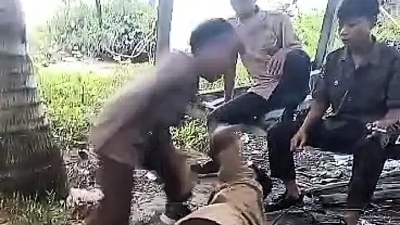 Tangkapan layar rekaman video dugaan perundungan yang terjadi di SMP Negeri 1 Pematang Sawah, Tanggamus. Foto : (Istimewa).