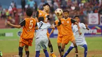 Pertandingan Final Rusun Cup antara Rusun Pulo Gebang (Oranye) melawan Rusun Daan Mogot (Biru) di Stadion Soemantri Brojonegoro, Jakarta, Minggu (8/11/2015). (Bola.com/Nicklas Hanoatubun)