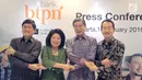 Jajaran Direksi dan Komisaris PT Bank BTPN dan PT Bank Sumitomo Mitsui Indonesia bersalaman pada acara penggabungan (merger) kedua bank. di Jakarta, Jumat (1/2). Merger guna memperkuat bisnis Bank BTPN. (Liputan6.com/HO/Ading)