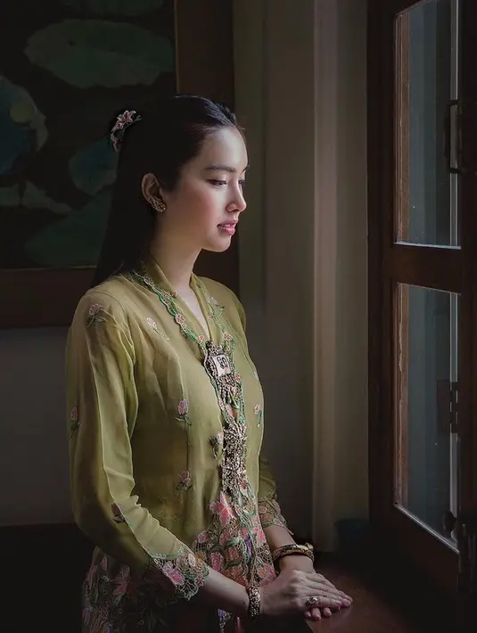 Kebaya Thailand sangat cocok dikenakan Nong Poy. Berbagai pujian mengalir dari warganet melihat foto anggunynya Nong Poy. Foto yang diunggah Nong Poy pun mendapatkan banyak like dan komentar saking bagusnya foto Nong Poy. (Liputan6.com/IG/poydtreechada)