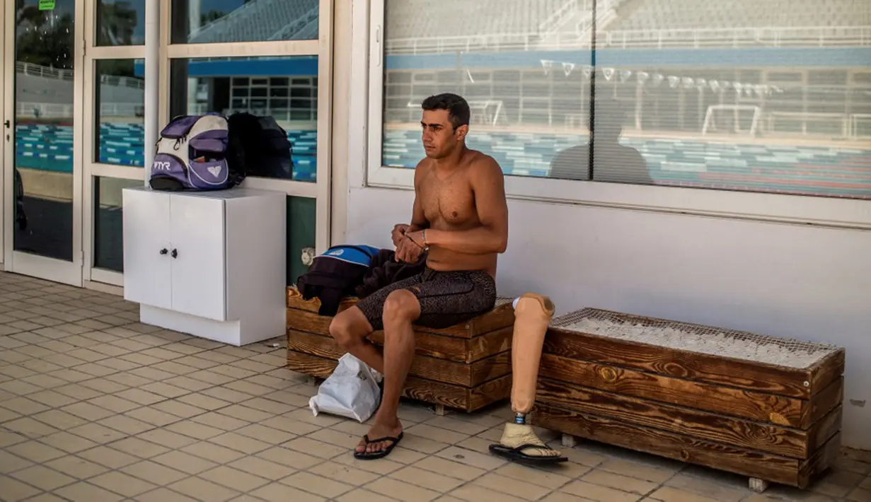 Pengungsi Suriah Ibrahim al-Hussein bersiap untuk sesi latihan di Olympic Aquatic Center, Athena, Yunani, 2 Juni 2021. Ibrahim al-Hussein mencoba menjadi bagian dari Tim Paralimpiade Pengungsi untuk Paralimpiade Tokyo 2020. (Angelos Tzortzinis/AFP)