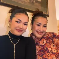 Liza Natalia memiliki putri yang sudah dewasa, ia adalah Queennara Latiza. Saat liburan ke Eropa bersama ibu dan anak ini justru terlihat seperti adik kakak. [@lizanataliaofficial]
