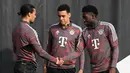 Gelandang Bayern Munchen, Alphonso Davies bersama Leroy Sane dan Jamal Musiala tiba menghadiri sesi latihan jelang menghadapi Inter Milan pada Grup C Liga Champions di Munich, Jerman selatan, pada 31 Oktober 2022. Bayern (15 poin) sudah pasti finis sebagai juara grup dan lolos bersama Inter (10 poin). (AFP/Christof Stache)