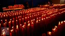 Ratusan lilin dinyalakan di Vihara Dhanagun saat Tahun Baru Imlek 2567, Bogor, Senin (8/2/2016). Vihara yang juga disebut sebagai Klenteng Hok Tek Bio menjadi pusat peribadatan umat Tionghoa Kota Bogor. (Liputan6.com/Helmi Fithriansyah)