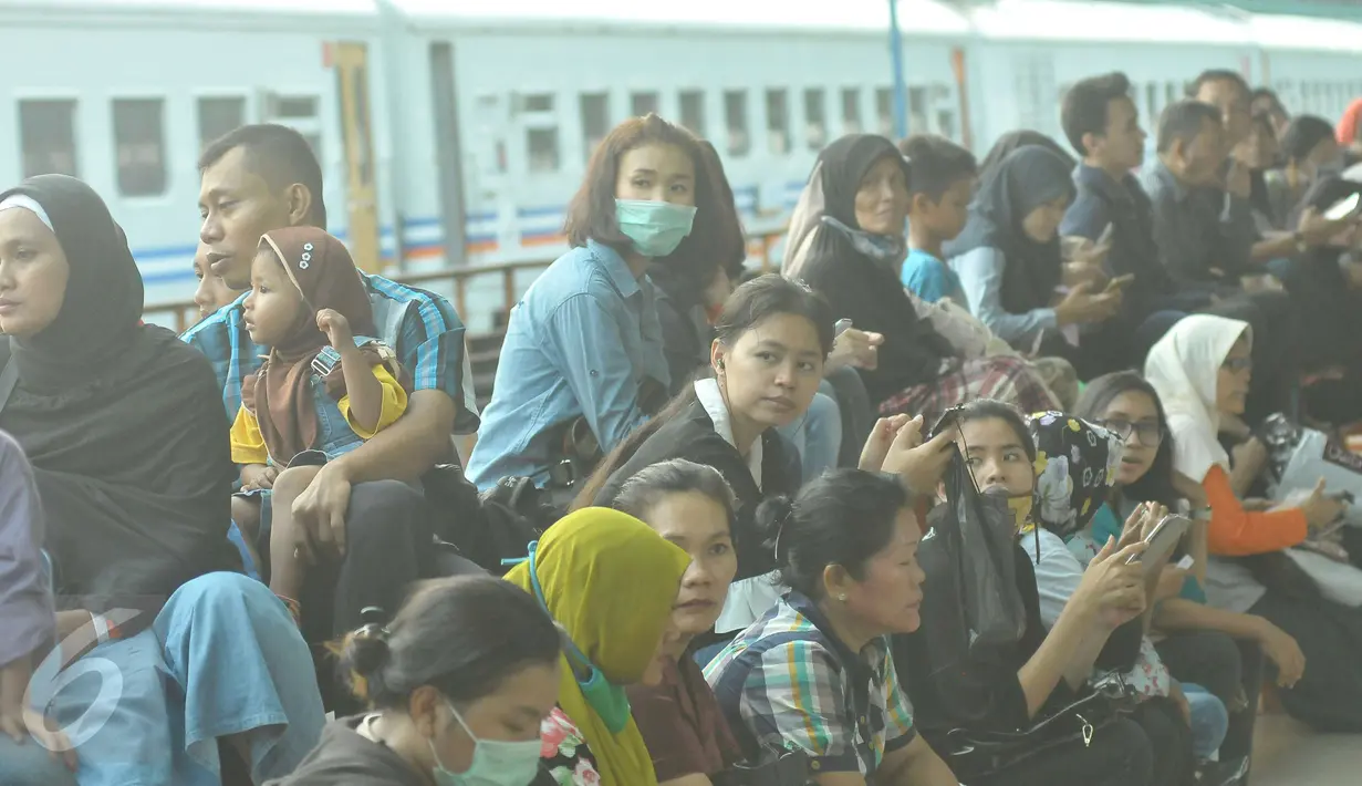 Sejumlah calon penumpang kereta api menunggu keberangkatan di Stasiun Pasar Senen, Jakarta, Jumat (14/4). Pada libur Paskah dan akhir pekan pengguna jasa kereta api di Jakarta mengalami peningkatan menjadi 33.000 penumpang. (Liputan6.com/Helmi Afandi)