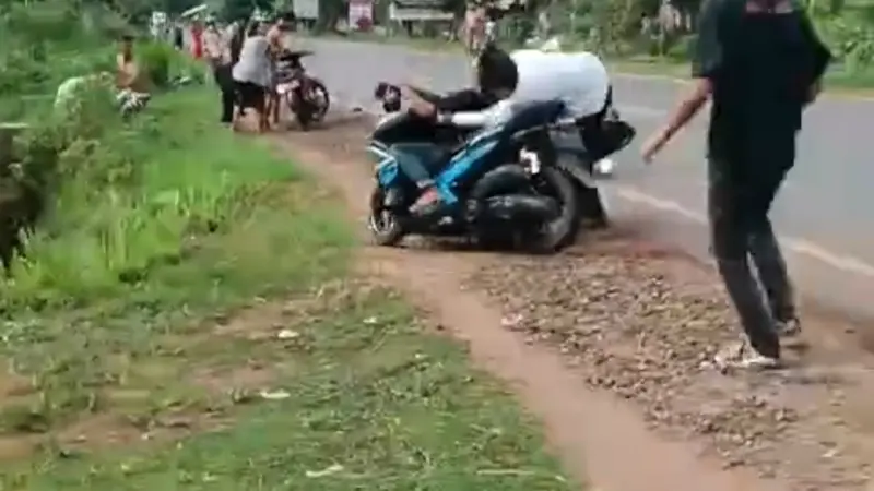 Tangkapan layar rekaman video warga detik-detik pelaku pencurian sepeda motor ditangkap. Foto: (Istimewa)