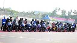Sejumlah pembalap bersiap dengan motor mereka masing-masing saat sesi latihan Shell bLU cRU Yamaha Endurance Festival yang berlangsung di Mandalika International Circuit, Lombok, Nusa Tenggara Barat, Sabtu (21/10/2023). (Bola.com/Ikhwan Yanuar)