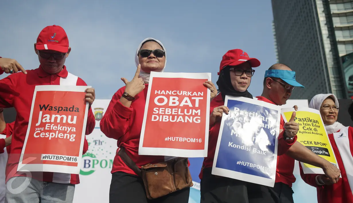  Kepala BPOM, Penny K. Lukito (kedua kiri) ikut berkampanye saat car free day (CFD) di kawasan Bundaran HI, Jakarta, Minggu (26/2). Dalam aksi ini, BPOM mengingatkan pentingnya masyarakat untuk peduli obat dan pangan aman. (Liputan6.com/Faizal Fanani)
