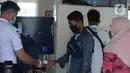 Petugas keamanan mengecek pemudik saat arus balik Lebaran di Terminal Pulogebang, Jakarta, Jumat (21/5/2021). Pada hari ini, ada tiga pemudik terindikasi positif COVID-19. (merdeka.com/Imam Buhori)