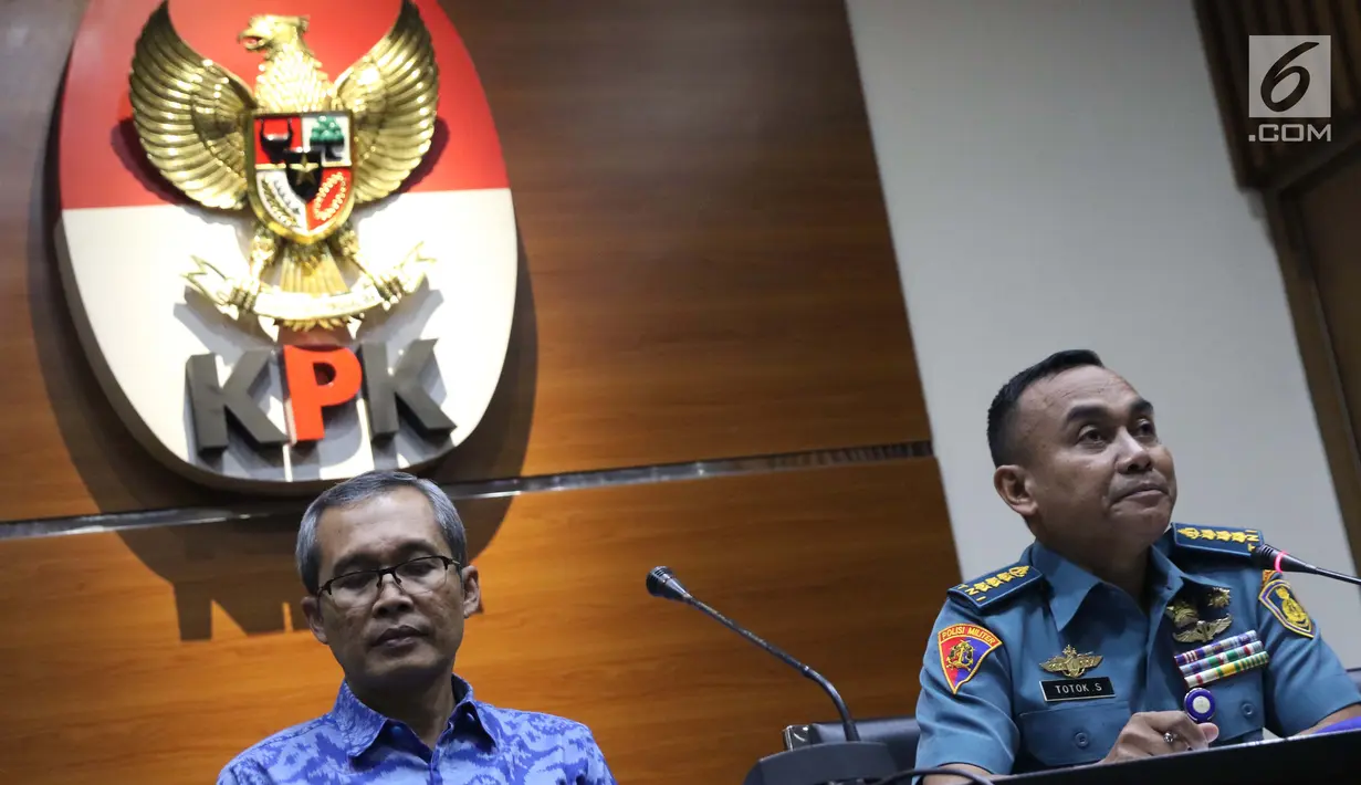Dirbingakkum Puspom AL Kolonel (Laut) Totok Safaryanto (kanan) memberi keterangan terkait penetapan tersangka baru dalam pengembangan kasus suap Bakamla di Gedung KPK, Rabu (31/7/2019). Empat tersangka baru ditetapkan di kasus dugaan suap Bakamla. (Liputan6.com/Helmi Fithriansyah)