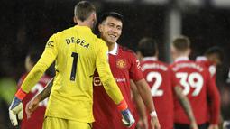 Pemain Manchester United, Lisandro Martinez melakukan selebrasi bersama David De Gea setelah berakhirnya laga Liga Inggris 2022/2023 menghadapi Everton di Goodison Park, Liverpool (9/10/2022). Bek tengah Argentina ini baru saja didatangkan Manchester United pada awal musim 2022/2023 dari Ajax Amsterdam dengan nilai transfer mencapai 57,37 juta euro atau setara Rp936 miliar. (AFP/Oli Scarff)