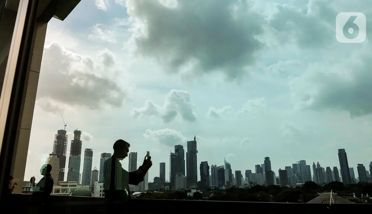 Menteri Investasi/Kepala BKPM Bahlil Lahadalia menyampaikan bahwa realisasi investasi tersebut mencapai 129,0 persen dari target Renstra sebesar Rp 1.099,8 triliun. (Liputan6.com/Angga Yuniar)