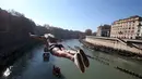 Seorang pria Italia bernama, Maurizio Palmulli melompat ke Sungai Tiber dari jembatan Cavour, Roma, Italia (1/1). Tradisi tahun baru di Italia ini sebelumnya pernah vakum, hingga akhirnya di rayakan kembali. (Reuters/Alessandro Bianchi)