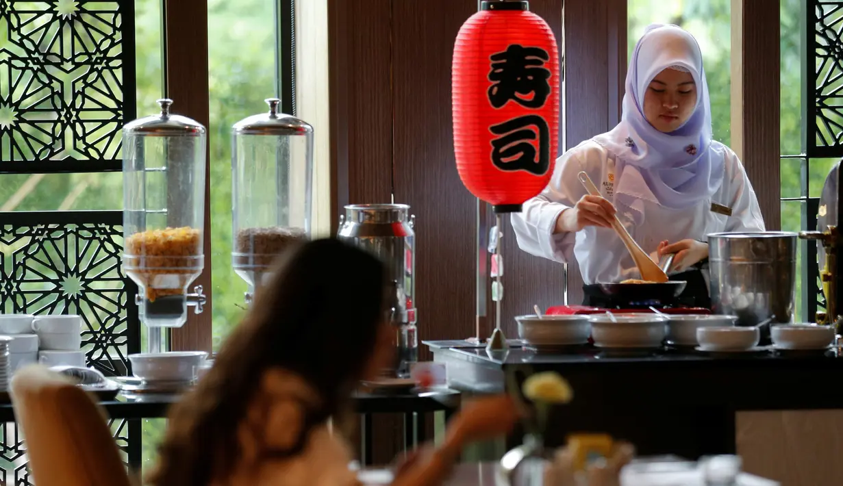 Seorang pekerja muslim menyiapkan makanan untuk sarapan pengunjung di hotel Al Meroz, Bangkok, (29/8). Hotel halal pertama di Thailand itu bertarif antara US$116 hingga US$1.445 per malam atau Rp1,5 juta hingga Rp19 juta. (REUTERS/Chaiwat Subprasom)