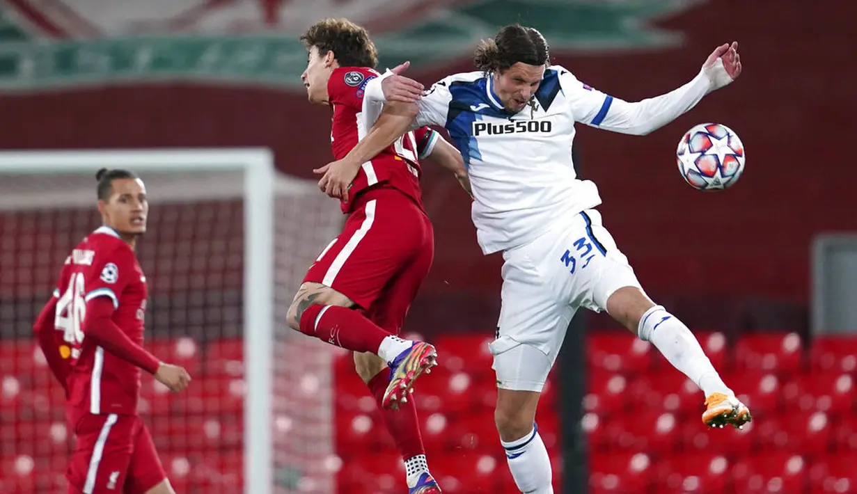 Pemain Atalanta, Hans Hateboer, duel udara dengan pemain Liverpool, Kostas Tsimikas, pada laga Liga Champions di Stadion Anfield, Kamis (26/11/2020). Liverpool takluk dengan skor 0-2. (AP Photo/Jon Super, Pool)