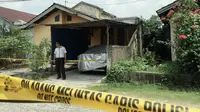 Densus 88 menggeledah rumah salah satu terduga teroris di Riau. (Liputan6.com/M Syukur)