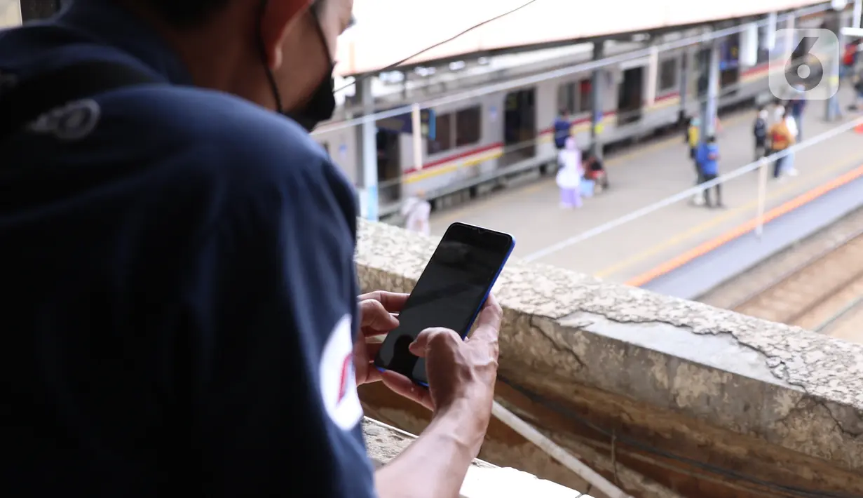 Seorang pria menggunakan smartphone di Jakarta, Senin (11/1/2021). Menurut Perusahan Pasar riset IDC ada pertumbuhan penggunaan smartphone sebesar 49 persen dibanding kuartal sebelumnya, dan 21 persen dari periode yang sama tahun lalu. (Liputan6.com/Angga Yuniar)