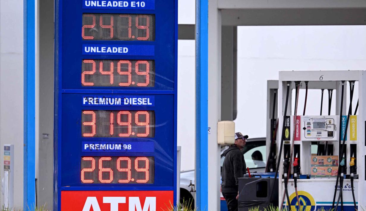 Mengacu Refinitiv, pada Kamis 26 Maret 2026, kontrak Brent tercatat di 103,31 dolar AS per barel, sementara West Texas Intermediate berada di 91,41 dolar AS per barel. Tampak dalam foto, harga bahan bakar ditampilkan di sebuah Stasiun Pengisian Bahan Bakar Umum (SPBU) di pinggiran kota Melbourne, Williamstown, Australia, pada Kamis 26 Maret 2026. (William WEST/AFP)