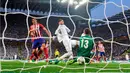 Pemain Real Madrid, Sergio Ramos, mencetak gol ke gawang Atletico Madrid dalam final Liga Champions di Stadion San Siro, Milan, Minggu (29/5/2016) dini hari WIB. (AFP/Pierre-Philippe Marcou)