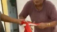 Video aksi menggunting bendera merah putih yang dilakukan seorang ibu di Sumerang viral di media sosial. (Liputan6.com/ Ist)