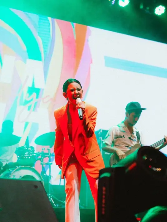 Wanita 21 tahun ini juga selalu tampil all out di setiap acara. Tak heran jika banyak pula netizen yang memuji aksi panggung dari pelantun lagu 'Munafik' ini. (Liputan6.com/IG/@zivamagnolya)