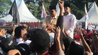 Calon Presiden nomor urut 02 Prabowo Subianto menyapa pendukungnya dalam kampanye akbar Prabowo-Sandi di luar Stadion Utama Gelora Bung Karno, Jakarta, Minggu (7/4/2019). Seperti biasa, Prabowo menyapa pendukungnya dari atas kap mobil. (Liputan6.com/Herman Zakharia)