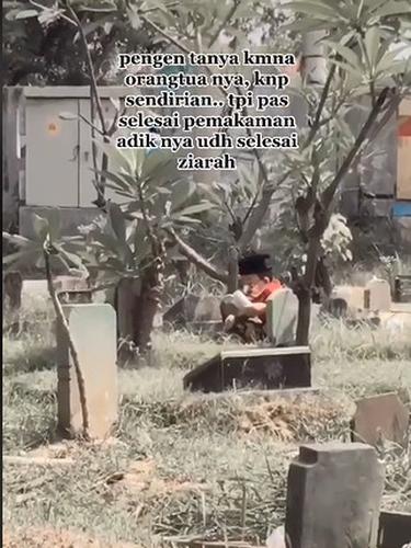 Viral Bocah Ziarah Kubur Sendirian Sambil Baca Yasin, Bikin Haru