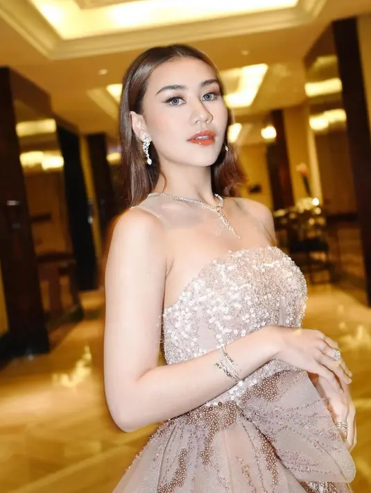 Wajahnya dipoles dengan nuansa warm, mengapikasikan blush on coral senada dengan lipstik glossynya. Begitupun eyeshadow coral yang ia kenakan.  [@aaliyah.massaid]