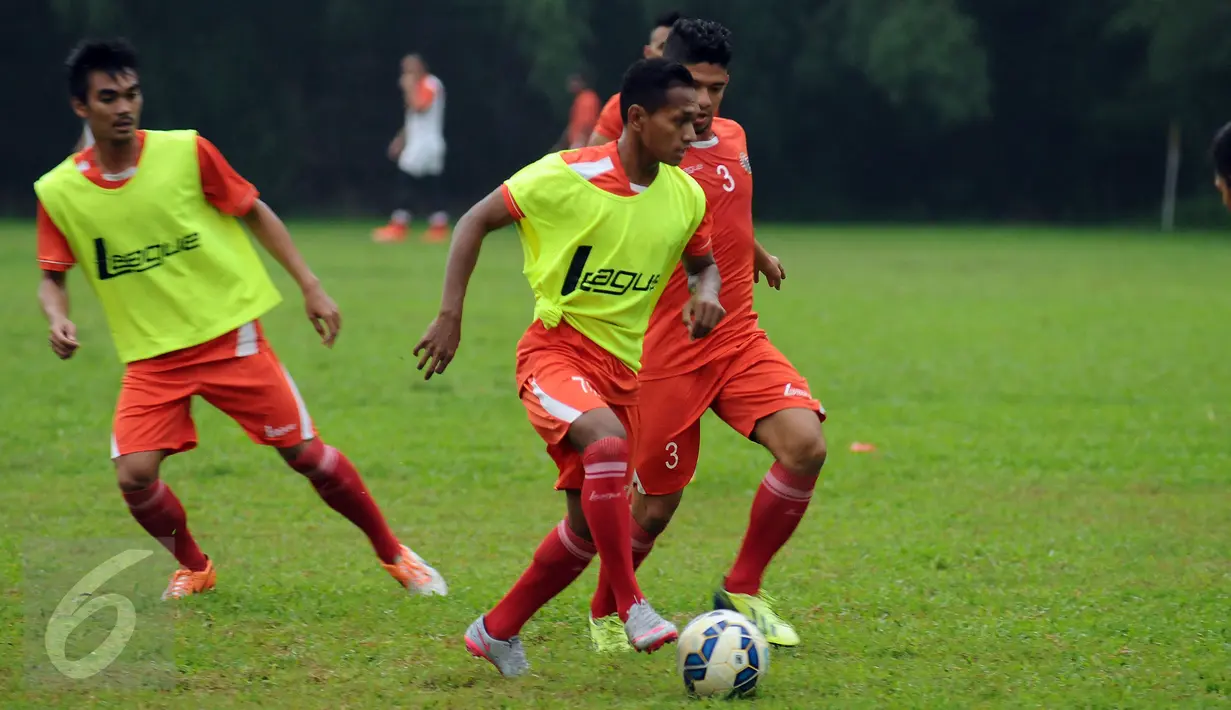 Pemain muda Persija, Rafid Lestaluhu (tengah) mencoba mengecoh rekannya saat latihan di NYTC Sawangan, Depok, Jumat (4/12/2015). Latihan ini persiapan memasuki babak delapan besar Piala Jenderal Sudirman. (Liputan6.com/Helmi Fithriansyah)