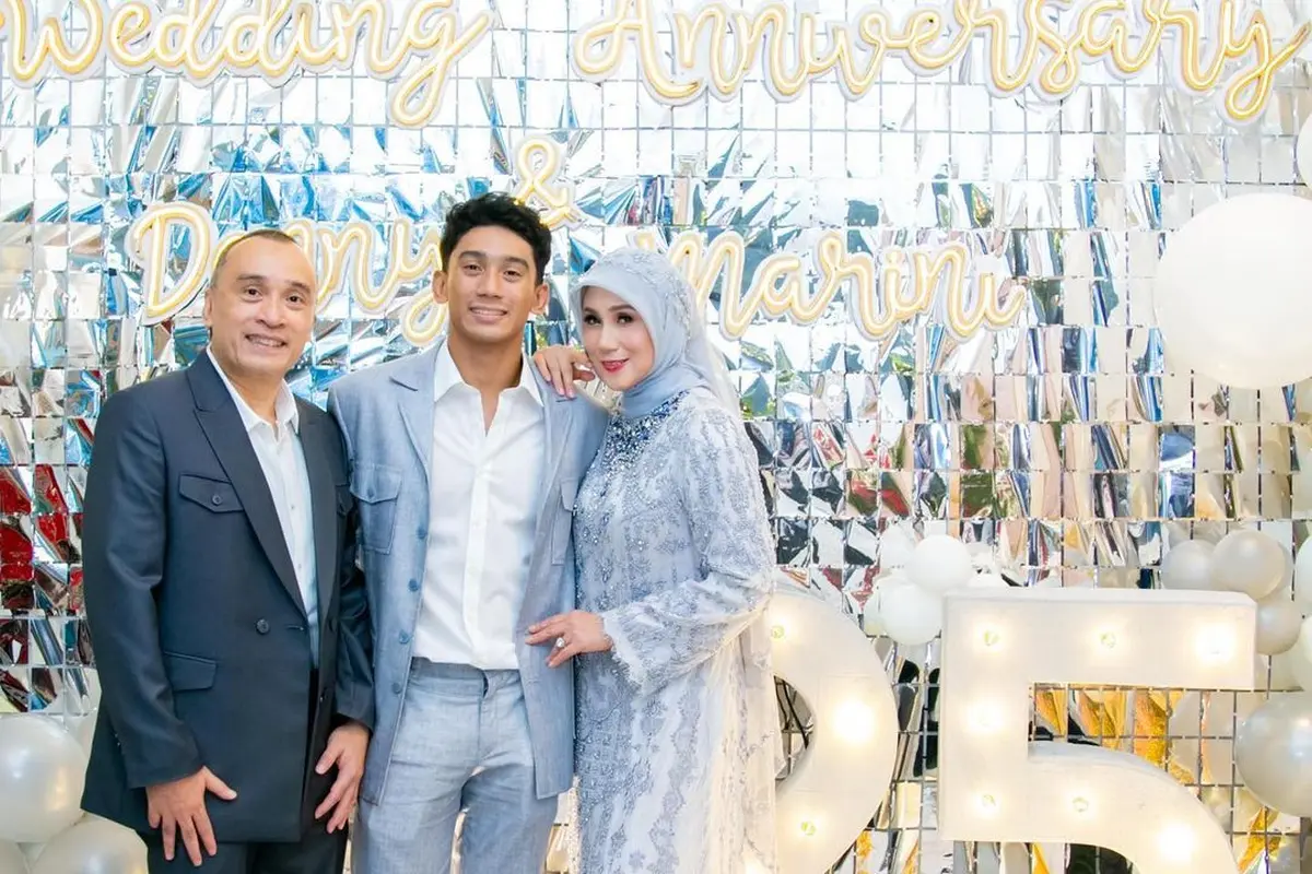 Marini Zumarnis dan Denny Wardhana rayakan wedding anniversary ke-25 (Foto: Instagram marinizumarnisreal)