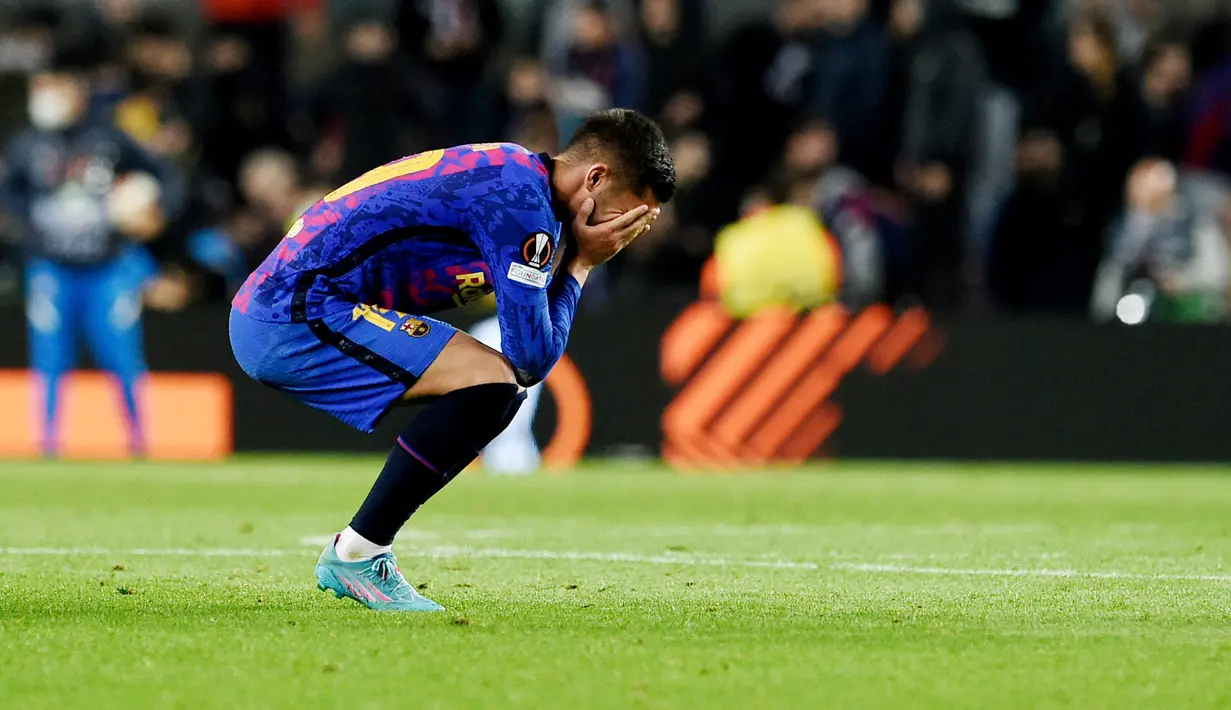 Barca langsung tancap gas dan menguasai bola sejak pertandingan dimulai. tetapi sayang rapatnya barisan pertahanan Napoli membuat Ferran Torres dkk kesulitan mencetak gol. (AFP/Josep Lago)