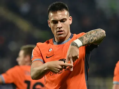 Pemain Inter Milan Lautaro Martinez melakukan selebrasi usai mencetak gol ke gawang Fiorentina pada pertandingan sepak bola Serie A Liga Italia di Stadion Artemio Franchi, Florence, Italia, Minggu, (28/1/2024). Inter Milan menang 1-0. (Massimo Paolone/LaPresse via AP)