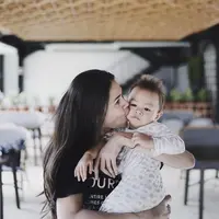 Ringgo Agus Rahman dikenal sebagai artis Indoensia yang kerap mengunggah potret sang istri, Sabai Morscheck saat mengasuh Bjorka. (Foto: instagram.com/ringgoagus)