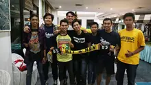 Suporter Mit-Man, Mitra Kukar ini adalah Mahasiswa yang sedang kuliah di Jogja, mereka hadir memberi dukungan untuk tim kesayangannya di Stadion Manahan, Solo, Sabtu (12/12/2015). (Bola.com/Nicklas Hanoatubun)